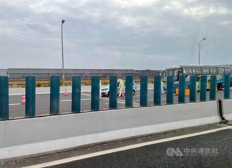 為應對嚴峻的本土疫情,上海祭出嚴格封控措施,管制人流、車流。圖為上海一處高架道路,警方針對行經車輛進行管制。中央社記者吳柏緯上海攝 111年4月2日