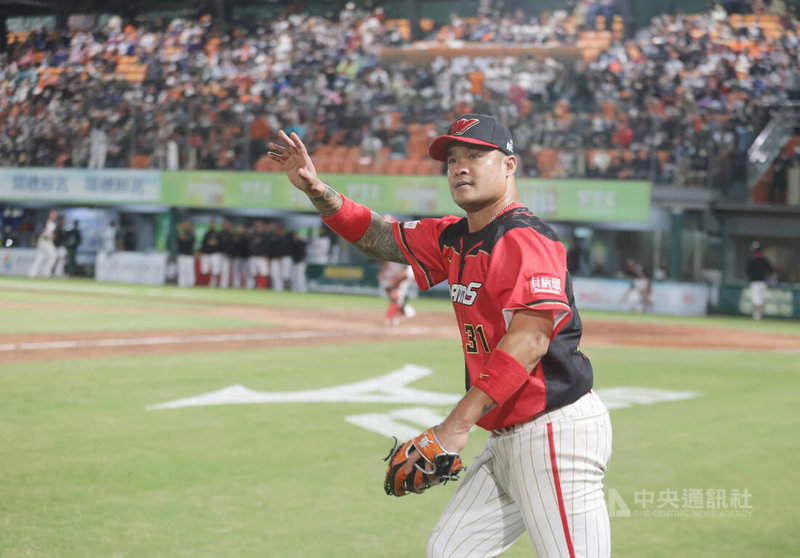 本季從中信兄弟轉戰味全龍的林智勝(圖)3日敲出生涯第290支全壘打,超越張泰山成為中職全壘打王。林智勝表示,在繞壘時以為在做夢,直到踩到本壘板才發現是真的。中央社記者張新偉攝 111年4月3日
