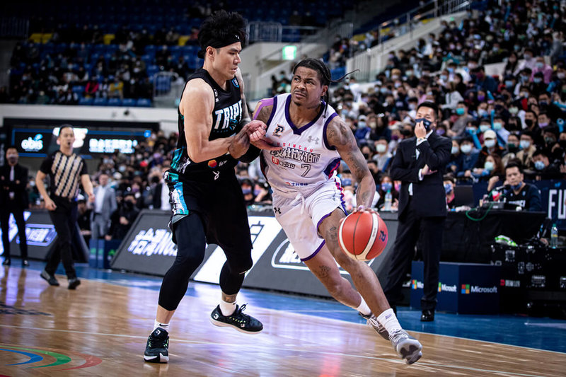 台灣職業籃球聯盟P. LEAGUE+新竹街口攻城獅3日靠著洋將法獅(右)、高國豪合力轟下55分,率隊以114比103擊退台北富邦勇士。(P. LEAGUE+提供)中央社記者黃巧雯傳真 111年4月3日