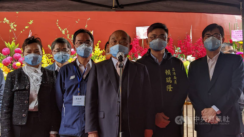 行政院長蘇貞昌(右3)3日上午出席台船環海公司訂造離岸風電大型浮吊船「環海翡翠號」輪下水祈福儀式,對於美日談論擴大台灣參與聯合國及其他國際活動,他會前受訪表示,只要有機會,台灣願意參與各種國際組織及活動,為追求世界和平及繁榮貢獻心力。中央社記者曾以寧攝 111年4月3日