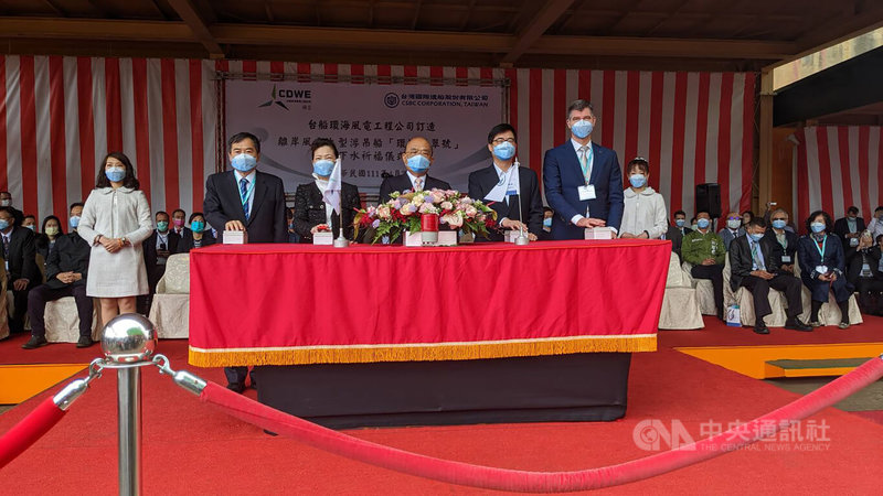 首艘國內自建、全球第二大的離岸風電大型浮吊船「環海翡翠輪」3日下水,台船董事長鄭文隆(前左起)、經濟部長王美花、行政院長蘇貞昌、高雄市長陳其邁、台船環海公司執行長Marco Kanaar等人出席見證。中央社記者曾以寧攝 111年4月3日