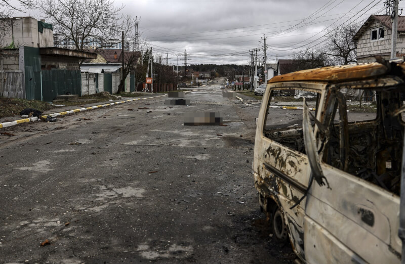烏克蘭外交部長庫列巴3日表示，首都基輔市郊布查鎮許多平民遇害，是遭到俄軍「蓄意屠殺」。圖為布查的街道上2日有多具平民遺體。（法新社）