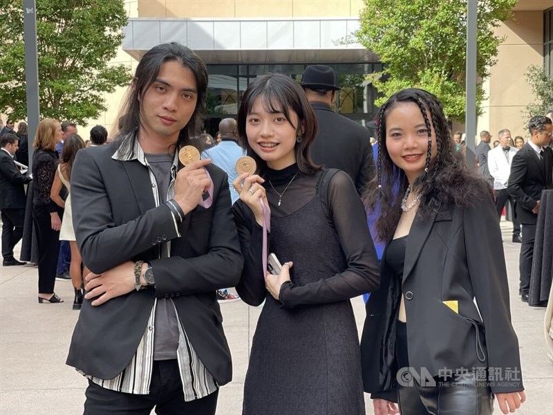 台灣設計師李政瀚（左）、于薇（中）3日獲得第64屆葛萊美獎最佳唱片包裝設計獎，友人葉紫音（右）擔任翻譯，協助以英語發表得獎感言。中央社記者林宏翰拉斯維加斯攝 111年4月4日