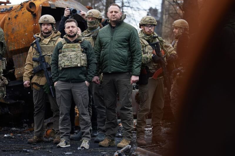 烏克蘭總統澤倫斯基（前左）4日訪布查時，針對俄軍暴行表示：「這是戰爭罪行，將獲世界承認是種族滅絕。」圖為澤倫斯基率隊視察收復的基輔郊區。（圖取自instagram.com/zelenskiy_official）