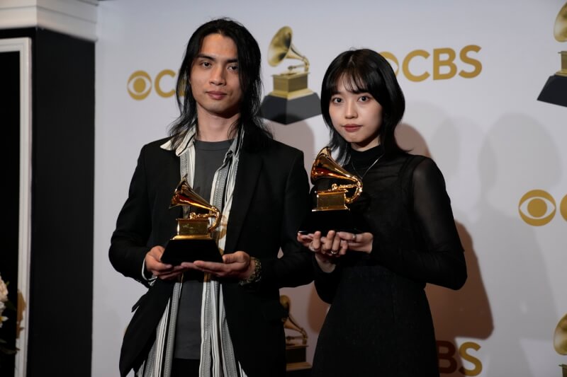 台灣新銳設計師李政瀚（左）、于薇（右）3日奪下葛萊美最佳專輯設計包裝獎，這是台灣首座葛萊美獎座。（美聯社）