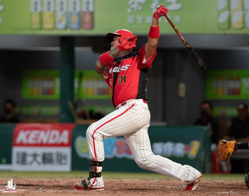 新科中職全壘打王林智勝連兩戰開轟,4日敲出生涯291轟。(圖取自facebook.com/WC.DragonBaseball)