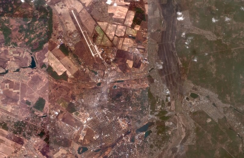 美國民間企業馬薩爾科技說，衛星影像顯示，基輔市郊布查鎮教堂的地面有挖一條約13.7公尺長的壕溝。（圖取自Maxar Technologies網頁discover.digitalglobe.com）