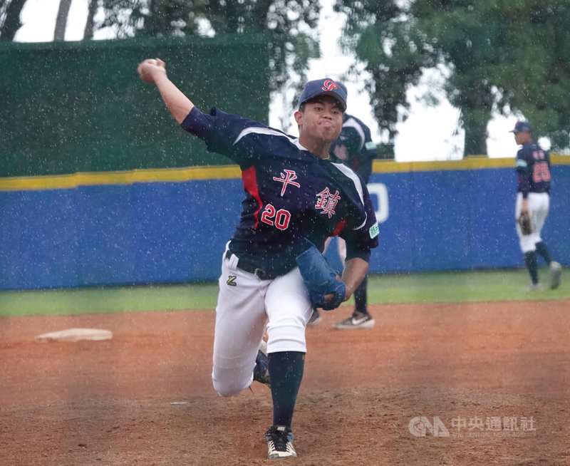 2022年東岸聯盟U18棒球錦標賽,平鎮高中與穀保家商6強碰頭,平鎮高一投手王彥恩(圖)首度對穀保先發,投7局飆7K、無四死球,最快球速146公里、沒有失分,率隊以5比0搶勝,晉級4強。中央社記者謝靜雯攝 111年4月4日