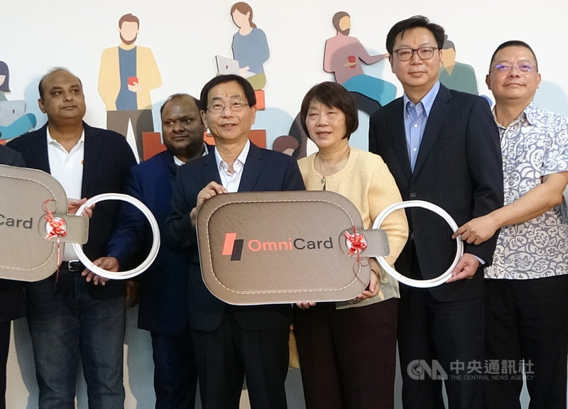 台商何俊炘(右2)在印度發表具電子支付功能鑰匙圈,吸引印度年輕客群。圖為中華民國駐印度代表葛葆萱(左3)和其他貴賓主持啟用代式。中央社記者林行健諾伊達攝 111年4月5日