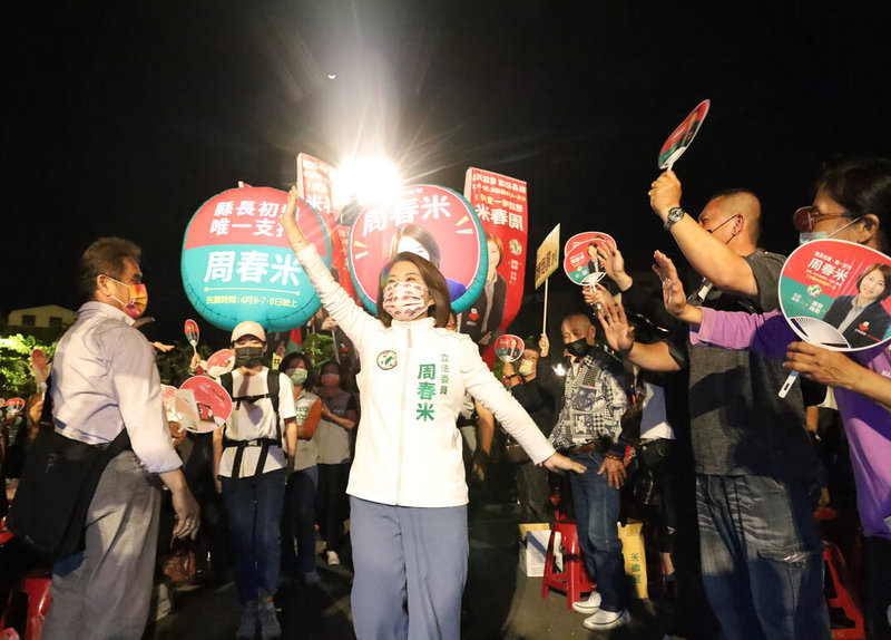 民進黨屏東縣長初選民調6日起展開,3名參選人5日各自衝刺,其中立委周春米(中)晚間舉辦造勢活動,現場逾2萬名支持者相挺。(周春米服務處提供)中央社記者郭芷瑄傳真 111年4月5日