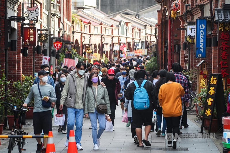 國內5日新增216例COVID-19本土病例。圖為新北市知名觀光景點三峽老街4日午後湧入不少遊客逛街消費。（中央社檔案照片）
