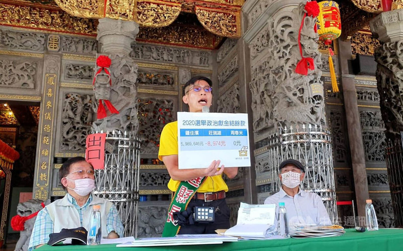 參與民進黨屏東縣長初選的立委鍾佳濱(中)5日召開記者會,質疑對手立委莊瑞雄、周春米的電視廣告、大型造勢及座談會花費龐大,淪為金錢競賽。中央社記者郭芷瑄攝 111年4月5日