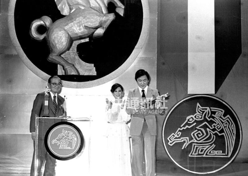 1978年金馬獎王羽（右）代表出品「手足情深」的香港聯合公司拿優等劇情片獎。左為時任行政院副院長徐慶鐘、中間為香港女星凌波。（中央社檔案照片）