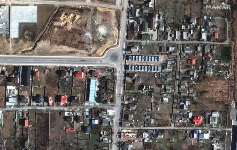 烏克蘭布查鎮最近發現平民裝束者曝屍街頭，俄羅斯宣稱是俄軍撤離後才出現，但衛星照證實是曝屍數週無人理的狀況。圖為3月18日布查鎮雅布隆斯卡街衛星影像。（Maxar Technologies/Handout via 路透社）