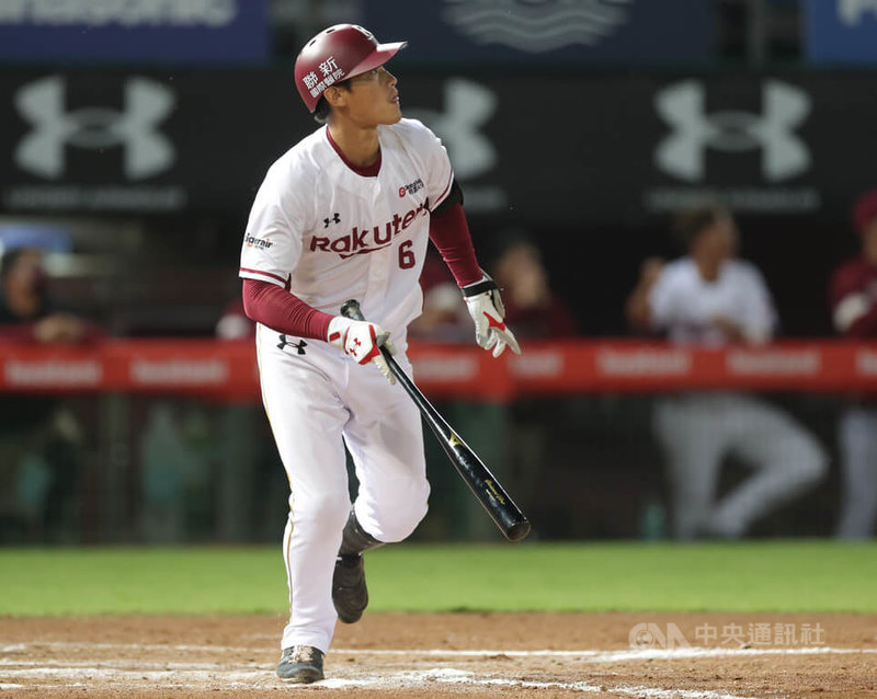 中職樂天桃猿隊新球季首戰也是主場開幕戰,5日迎戰中信兄弟隊,桃猿林承飛敲出清壘二壘打,助隊終場以8比2奪勝,林承飛賽後也獲選單場MVP。中央社記者張新偉攝 111年4月5日