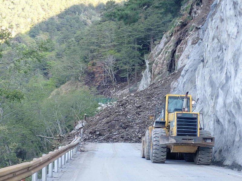 中橫公路台8線117.4公里關原路段上邊坡災害,已連續多天有崩坍土石滑落情形,6日上午再度發生坍方及間歇落石等狀況,道路阻斷無法通行。(公路總局提供)中央社記者張祈傳真 111年4月6日