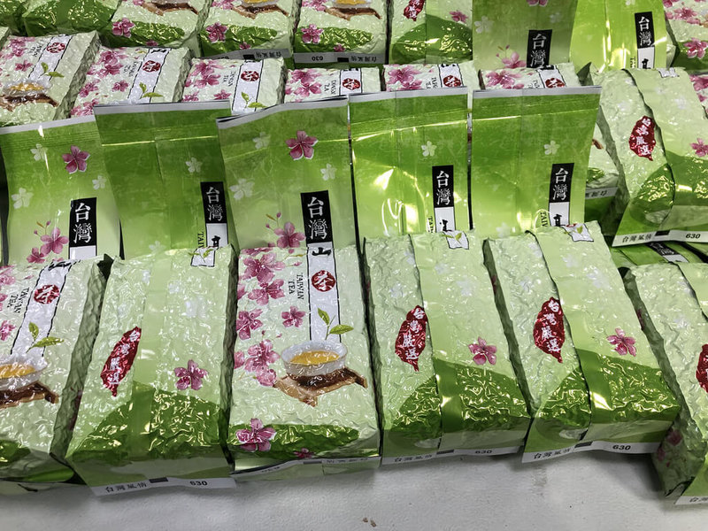 台灣高等檢察署6日表示,目前已針對境外茶混充台茶案件成立督導小組,與行政機關建立聯繫窗口及平台,促進檢察與行政機關就此類案件互相協力的深度與強度。圖為台東地檢署日前查獲轄內首件境外茶混充台灣茶案,當場查扣疑似混充茶葉。(高檢署提供)中央社記者蕭博文傳真 111年4月6日