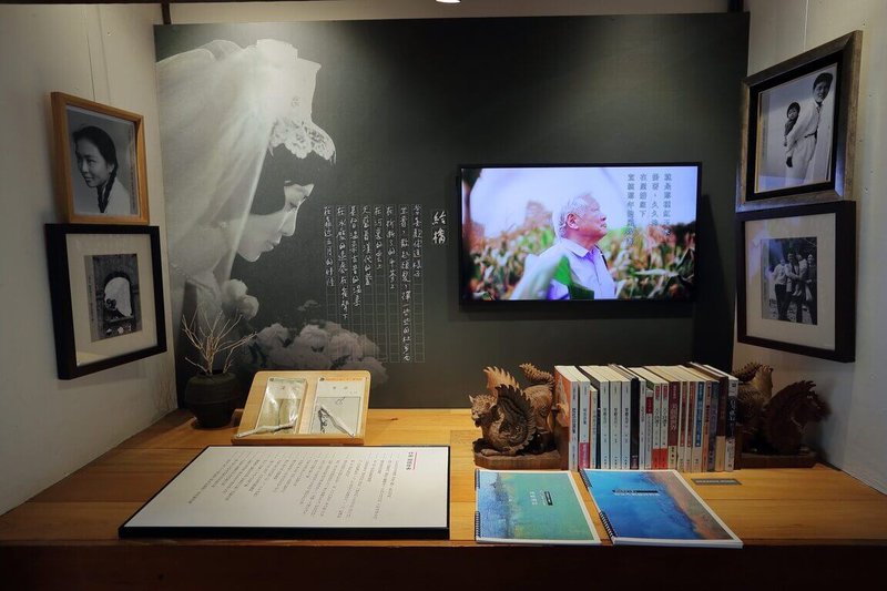 由薛伯輝基金會舉辦的「瘂弦的遠方與家鄉」特展,目前正在高雄美濃文創中心的搖籃咖啡舉行,展場主題牆面以瘂弦之妻張橋橋的婚紗個人照,搭配詩人寫給愛妻的詩作「給橋」片段手稿,呈現詩人對家人及故鄉濃得化不開的愛。(薛伯輝基金會提供)中央社記者邱祖胤傳真 111年4月6日