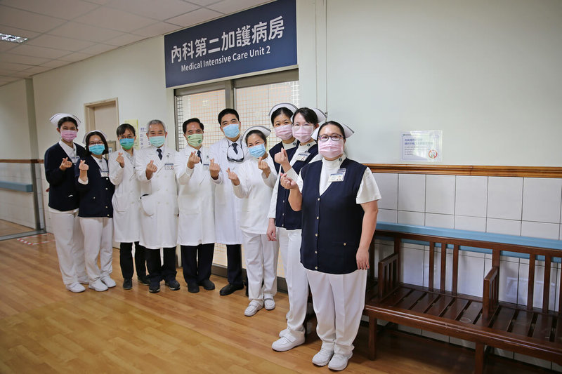 花蓮慈濟醫院6日啟用內科第二加護病房,共增加10床的內科加護病床名額,不僅能緩解內科重症床位需求,也能減少病人在急診待床時間。(花蓮慈濟醫院提供)中央社記者李先鳳傳真 111年4月6日