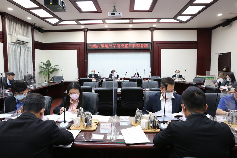 為強化打擊境外茶混充台灣茶,台灣高等檢察署6日與衛福部食藥署、農委會農糧署等機關代表舉行「加強打擊境外茶混充台茶聯繫會議」,凝聚檢察與行政機關共識。(高檢署提供)中央社記者蕭博文傳真 111年4月6日