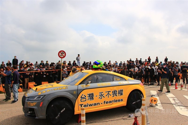 汽車零件商廖志賢自費改裝進口車「打龜號」挑戰中國網紅快車紀錄，6日將在台中港進行直線加速拍攝，一早就吸引許多民眾到場觀看。中央社記者蘇木春攝 111年4月6日