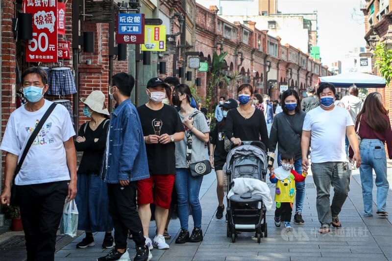 台灣COVID-19疫情延燒，5日新增216例本土病例，再創今年單日新高。圖為5日午後新北三峽老街逛街人潮，民眾臉上口罩皆是戴好戴滿。（中央社檔案照片）