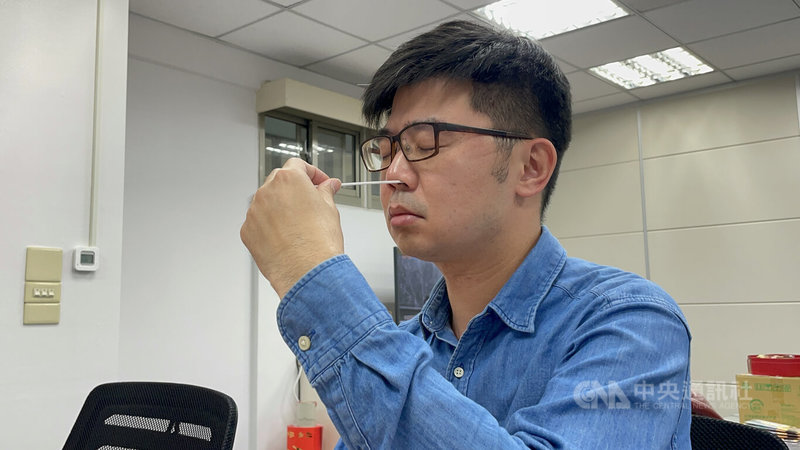 國內COVID-19疫情延燒，6日是連假後上班首日，雲林縣政府新聞處長羅楚東表示，自己連假曾返回台北市，雖然都在空曠的公園運動，但南北移動有風險存在，他自願接受快篩，結果為陰性。中央社記者姜宜菁攝  111年4月6日