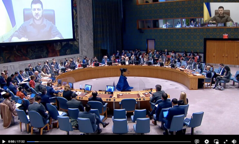 烏克蘭總統澤倫斯基5日透過視訊告訴聯合國安理會發表演說，他指控俄軍行徑有如恐怖組織伊斯蘭國。（圖取自facebook.com/zelenskiy.official）