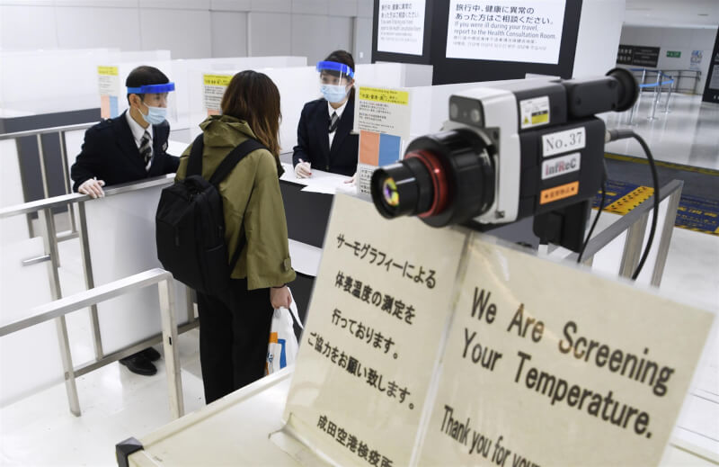 日本政府宣布自8日零時起，解除包括美國、英國、法國等106個國家的入境管制。圖為旅客入境成田機場。（共同社）