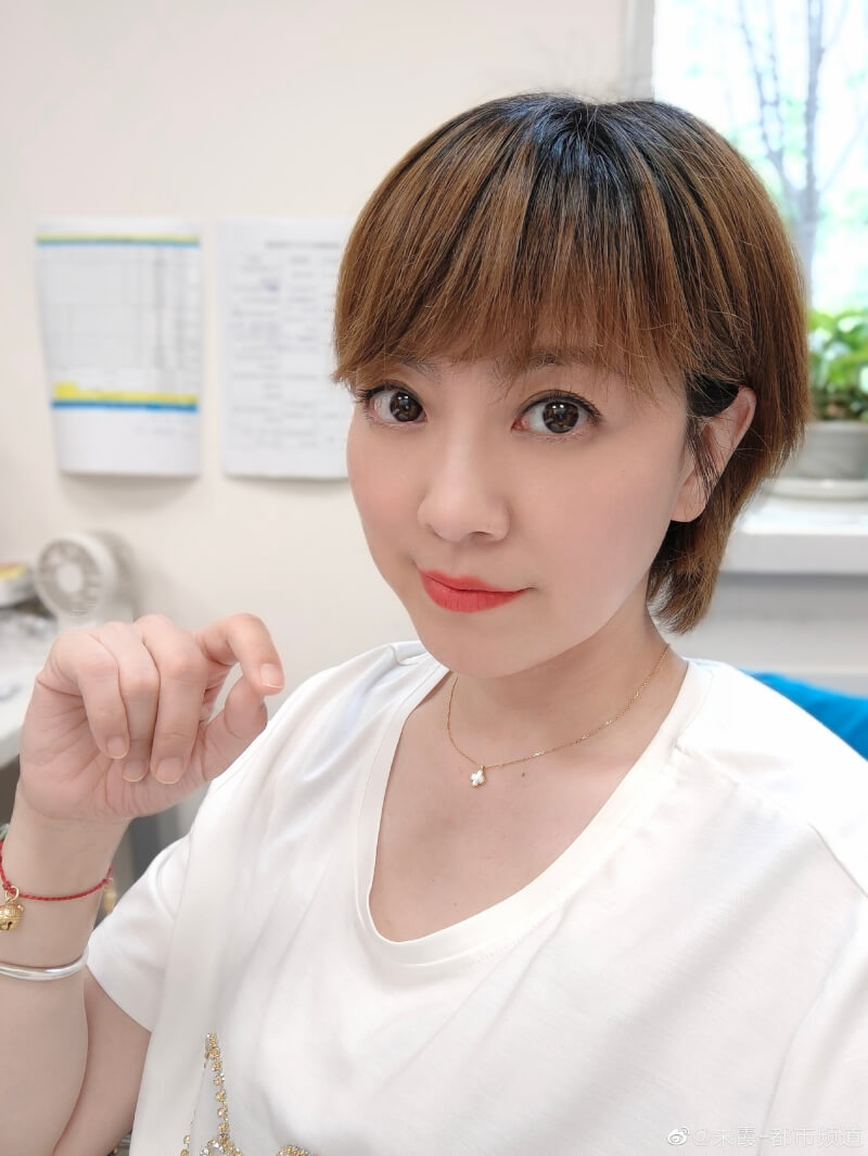 遼寧台女主持人朱霞(圖)直播透露瀋陽市皇姑區疫情不容樂觀卻遭革職,憤憤不平的網友們稱她是「第2個李文亮」。(圖取自weibo.com/lrtvzx)