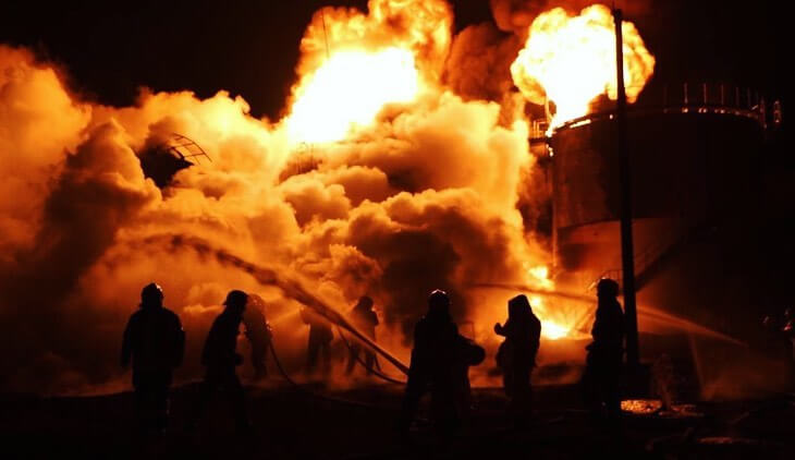 俄羅斯軍隊5日深夜空襲烏克蘭中部城市第聶伯羅附近一個燃料庫。(圖取自instagram.com/dsns_ukraine)
