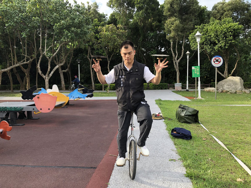 「桃園許家班」是台灣少數僅存的弄鐃家族,一家三代都憑藉這門傳統技藝討生活,紀錄片「地下藝人」就捕捉台灣弄鐃家族祖孫三代娛人娛靈的生命故事。「桃園許家班」許氏兄弟的弟弟許偉翔練習騎單輪車鐃鈸。(公視台語台提供)中央社記者葉冠吟傳真 111年4月7日