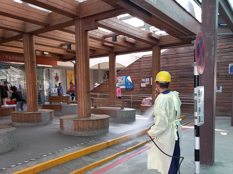 屏東縣政府7日公布5個本土個案中,有1例為小琉球民宿老闆,且有4名確診者足跡涉及全島,縣府緊急進行清潔消毒。(屏東縣政府提供)中央社記者李卉婷傳真 111年4月7日