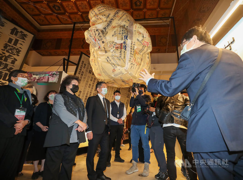 「自由的靈魂vs.獨裁者:台灣言論自由之路」展覽在中正紀念堂1樓常設展廳登場,7日舉行開幕典禮,文化部長李永得(前左3)、國家人權委員會主委陳菊(前左2)、總統府資政葉菊蘭(前左)等人參觀展場。中央社記者裴禛攝 111年4月7日