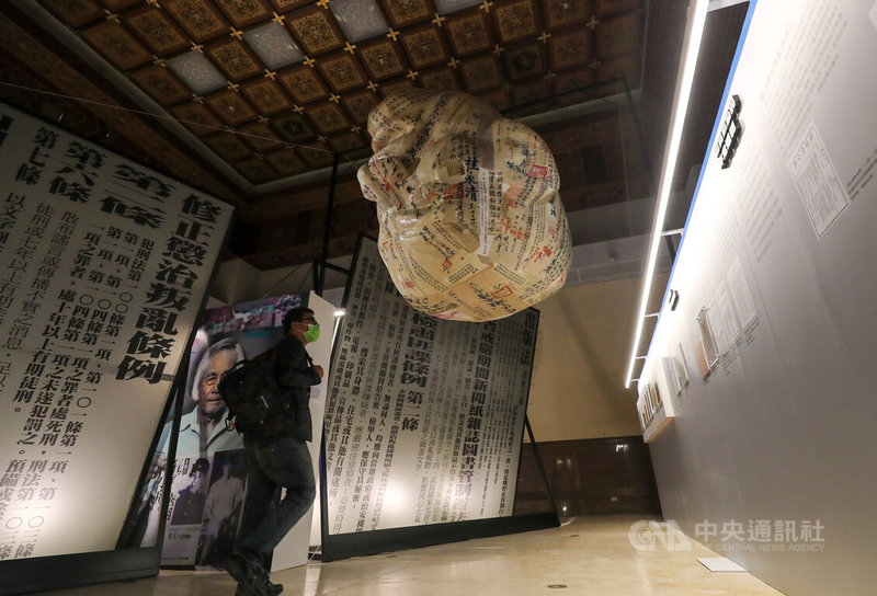 「自由的靈魂vs.獨裁者:台灣言論自由之路」展覽7日在中正紀念堂1樓常設展廳開展,依據1945年至今的歷史脈絡,以台灣言論自由的進程為主軸,透過真實、原始的史料,呈現這段從人權黑暗到自由民主的歷程。中央社記者裴禛攝 111年4月7日
