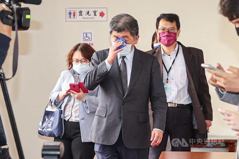 立法院社會福利及衛生環境委員會7日邀請衛福部長陳時中（中）就「因應COVID-19疫情多點爆發，社區、學校、職場防疫措施與因應作為及移工邊境管制、入境檢疫措施執行現況」進行專題報告，陳時中入場時用手帕擦了一下臉。中央社記者鄭清元攝 111年4月7日