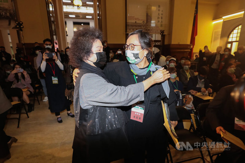 文化部所屬國家人權博物館與中正紀念堂管理處7日在中正紀念堂1樓共同舉辦「自由的靈魂vs.獨裁者-台灣言論自由之路」展覽開幕典禮,監察院長、國家人權委員會主委陳菊(前左)出席與會,與總統府資政、鄭南榕遺孀葉菊蘭(前右)擁抱致意。中央社記者裴禛攝 111年4月7日