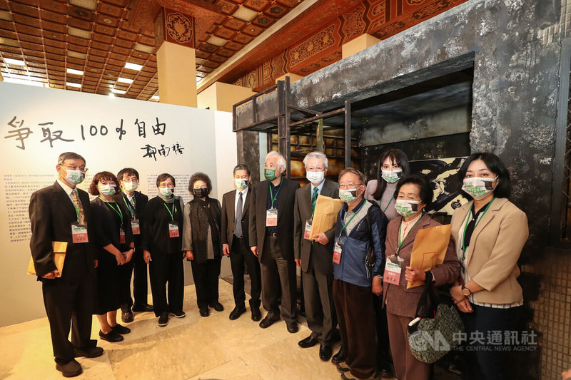 「自由的靈魂vs.獨裁者:台灣言論自由之路」展覽開幕典禮7日在中正紀念堂舉行,展場將爭取言論自由自焚的自由鬥士鄭南榕辦公室復刻呈現,文化部長李永得(左6)、國家人權委員會主委陳菊(左5)、鄭南榕遺孀葉菊蘭(左4)及其女兒鄭竹梅(左2)、總統府資政姚嘉文(右6)等出席參觀。中央社記者裴禛攝 111年4月7日