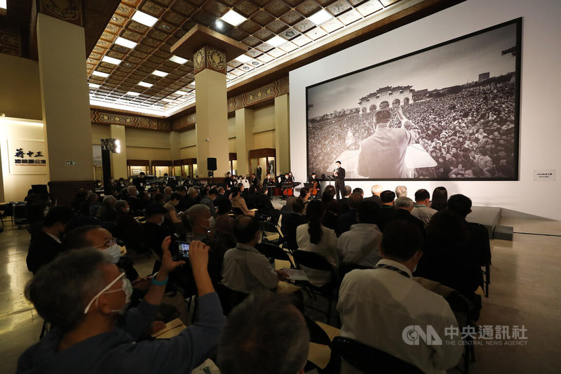 「自由的靈魂vs.獨裁者:台灣言論自由之路」展覽7日在中正紀念堂1樓開展,以1990年野百合學運人民聚集在中正紀念堂廣場、訴求民主改革的巨幅照片為主視覺,展場另一側則是「蔣中正總統辦公室」常設展,解構中正紀念堂空間的威權意涵。中央社記者裴禛攝 111年4月7日