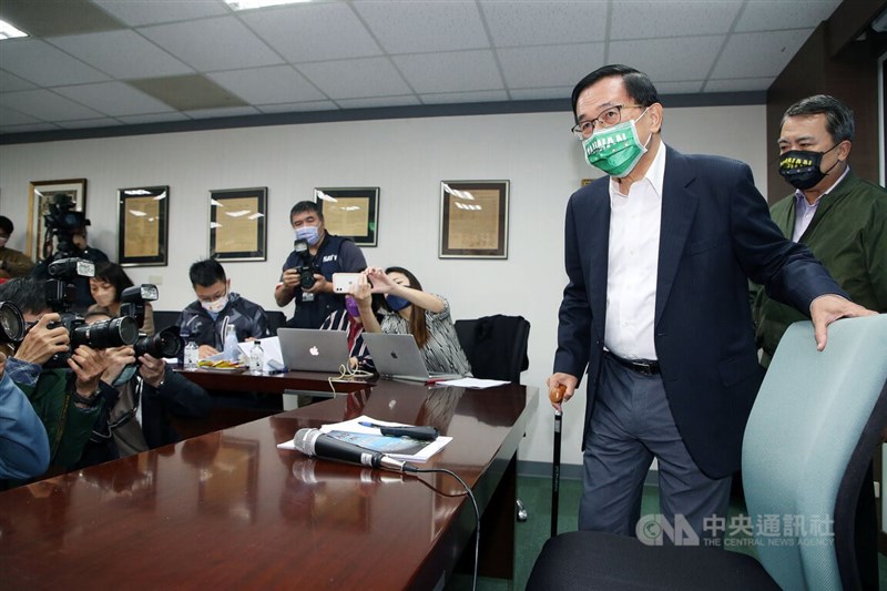 前總統陳水扁(右2)7日上午在凱達格蘭基金會辦公室,舉行「國務機要費案國際記者會」,對外說明所涉官司,並強調沒有不法所得,無法接受外界對他貪汙的指責。中央社記者郭日曉攝 111年4月7日