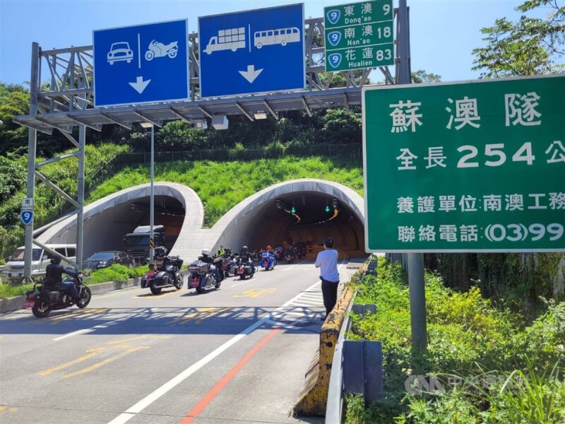 圖為去年9月蘇花改試辦大型重型機車通行,開放時間一到,數百輛重機從蘇澳端駛入。(中央社檔案照片)