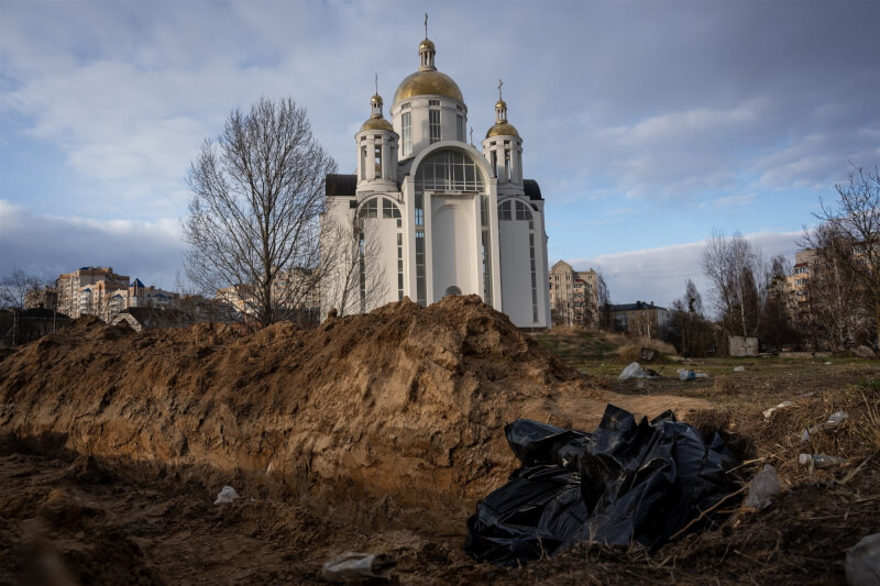 烏克蘭布查鎮成為俄軍入侵暴行象徵，烏克蘭檢察總長表示，有10名俄軍涉嫌犯下違反人權罪。圖為布查一座教堂外的亂葬崗。（安納杜魯新聞社）