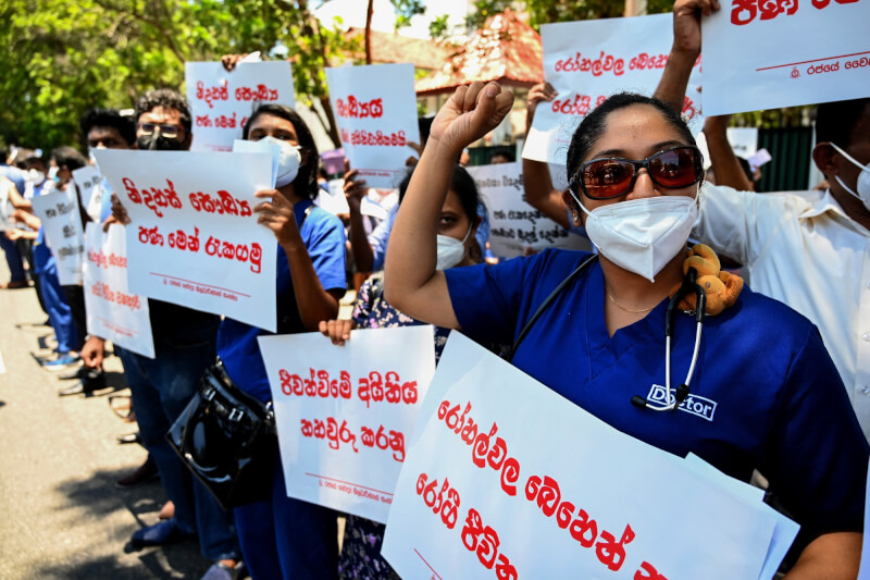 斯里蘭卡陷入數十年來最嚴重經濟危機，民眾發動街頭抗議要求總統拉賈帕克薩下台，醫師也上街抗議醫藥短缺。（法新社）