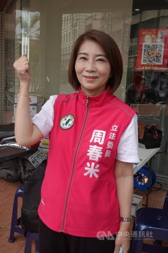民進黨屏東縣長初選,民調結果7日出爐,最後由立委周春米勝出。周春米打著「小米姐姐」親切稱號,以溫暖、專業形象,代表民進黨出線,將挑戰「屏東第一位女縣長」。中央社記者李卉婷攝 111年4月7日