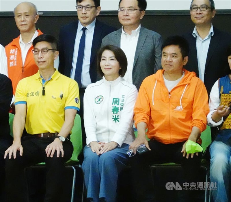 民進黨屏東縣長初選競爭激烈,立委鍾佳濱(前左)、周春米(前中)、莊瑞雄(前右)角逐百里侯,最後由周春米勝出。圖為3人3月在屏東科學園區籌備辦公室揭幕合影。中央社記者李卉婷攝 111年4月7日