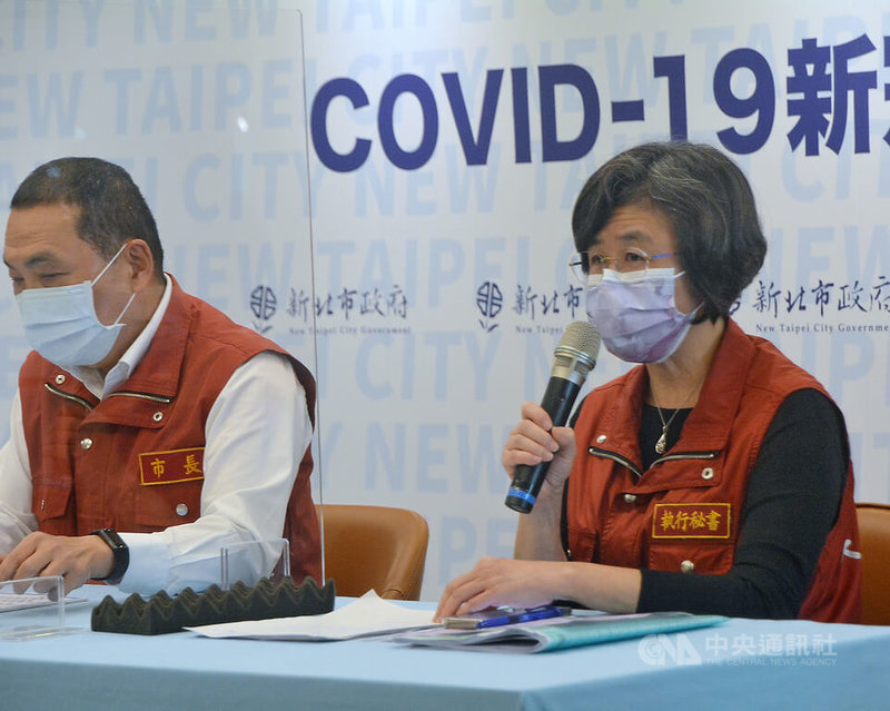 新北市衛生局長陳潤秋（右）7日受訪表示，以泰山檢疫所隔離確診病患的小規模統計意義，在於這些隔離後持續沒有症狀的確診者，如在平常並未被匡列，因Ct值很低，仍有傳染力；相關數據也有助將來實施在宅照護時，後端醫藥量能整備參考、生活協助與足跡管理。左為新北市長侯友宜。中央社記者黃旭昇新北市攝  111年4月7日
