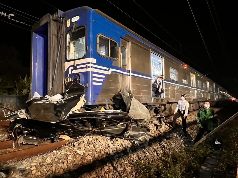 嘉義縣水上鄉7日深夜11時許一輛轎車疑閃避來車失控，從台1線飛落台鐵軌道上遭電聯車撞擊，車輛卡在電聯車下方嚴重毀損。（民眾提供）中央社記者蔡智明傳真 111年4月8日