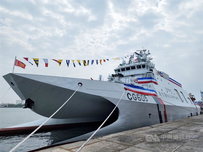 海巡署第4艘600噸級安平級巡防艦「旗津艦」8日交船,未來將投入南部地區機動海巡隊行列,執行護漁及維權任務。中央社記者洪學廣攝 111年4月8日