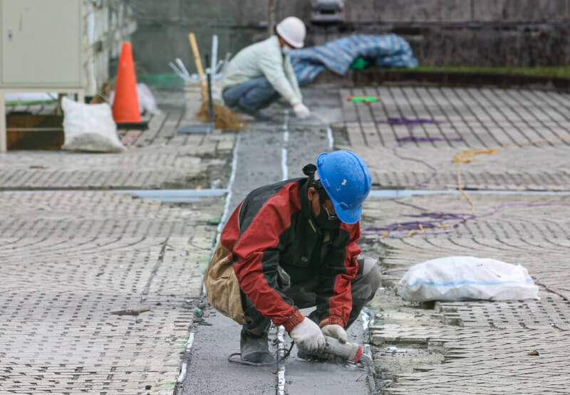 圖為勞工在中正紀念堂鋪地磚。（中央社檔案照片）