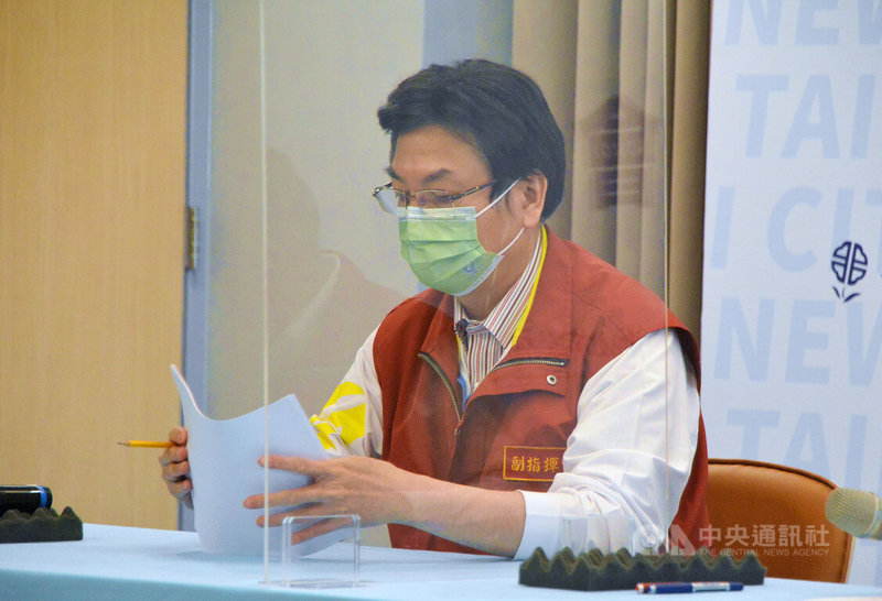 新北市府即將試辦在宅照護,副市長劉和然8日下午在疫情說明會表示,感謝中央專家學者趕工開會提前公布簡明版指引,9日將召集公所與第一線執行單位討論,確保執行過程萬無一失。中央社記者黃旭昇新北攝 111年4月8日